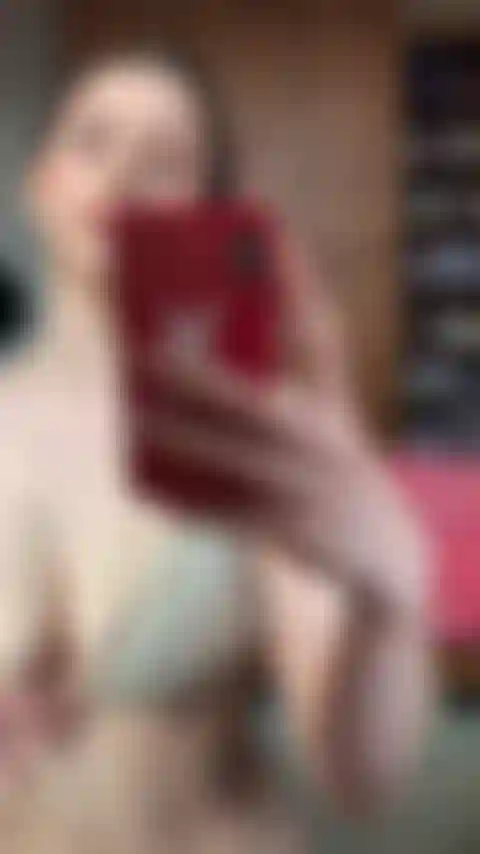 Rebondissant et massant mes gros seins dans mon bikini transparent !