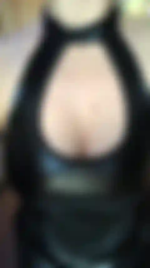 Faisant rebondir mes gros seins dans ma tenue en cuir coquine !