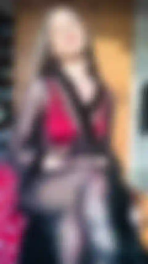 Strip tease lingerie rouge !