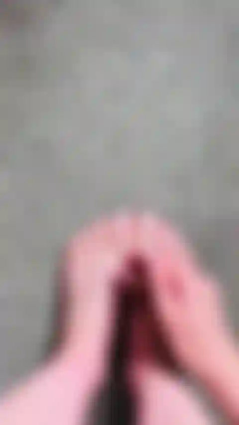 Massant et huilant mes jolis petits pieds !