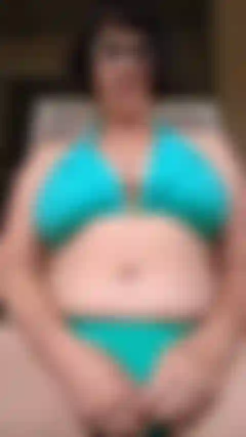 Je joue dans mon bikini chaud dehors !