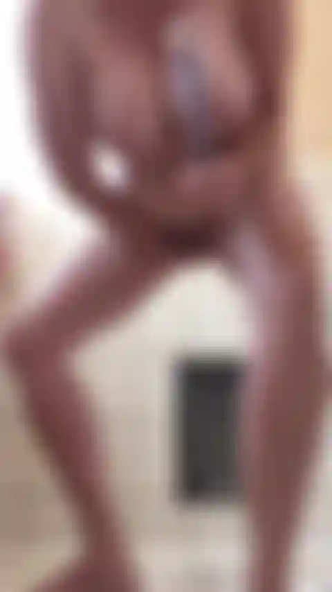 Anal avec un gode en verre. Alors je le goûte après. Miam !