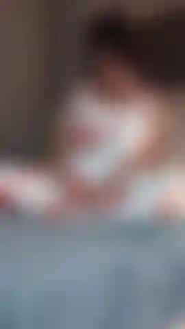 Mon beau-fils regarde sa belle-mère devant la caméra et prend son exclusivité.