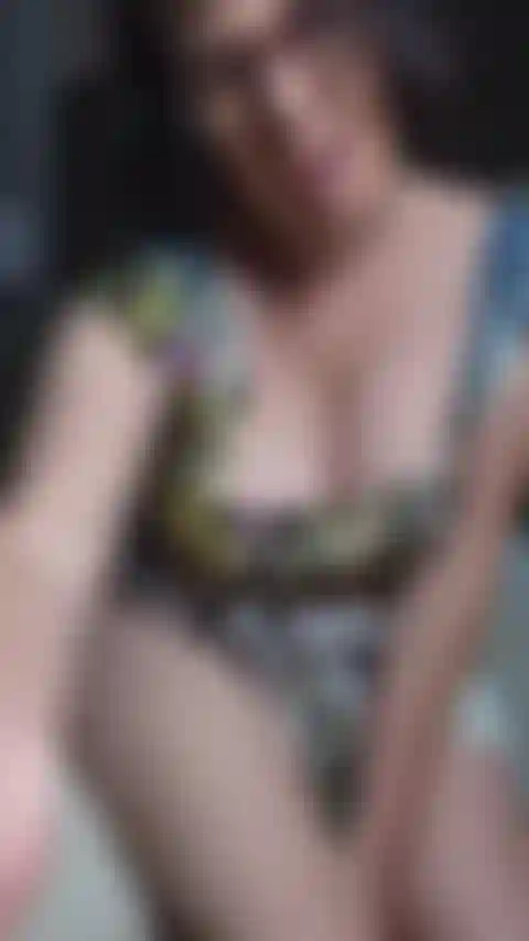 Laissez-moi me présenter de la manière la plus sexy !