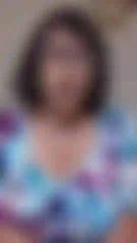 Montrant mes pieds sexy, mes orteils, mes chevilles et mes mollets dans 3 paires de talons différentes !