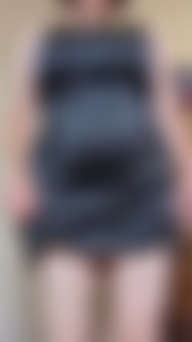 Taquine dans une robe noire moulante.