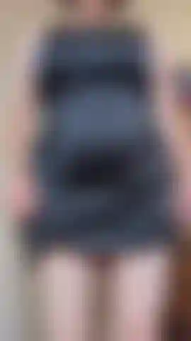 Taquine dans une robe noire moulante.