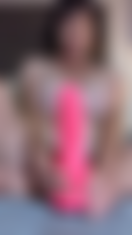 Gros jouet dans la chatte et branlette.