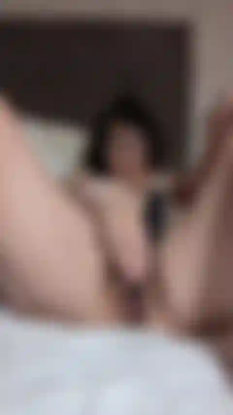 Une brosse à cheveux et des doigts pour satisfaire ma chatte excitée !