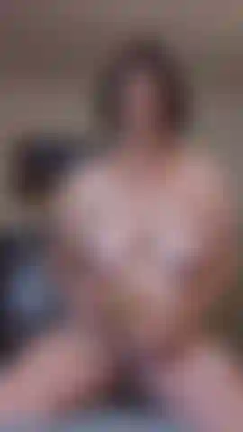 Je chevauche ta bite dure.