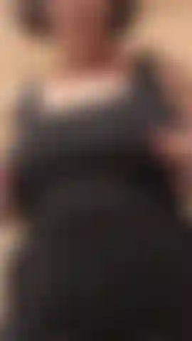 Jeu de tétons (de près) dans une jolie robe noire !