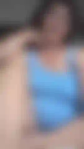 Une salope du quartier montre le haut qu'elle porte en marchant !