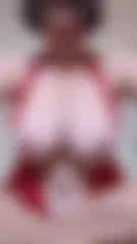 Talons, gros seins et tétons durs.