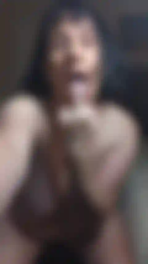 Jambes écartées, je me doigte et me goûte !