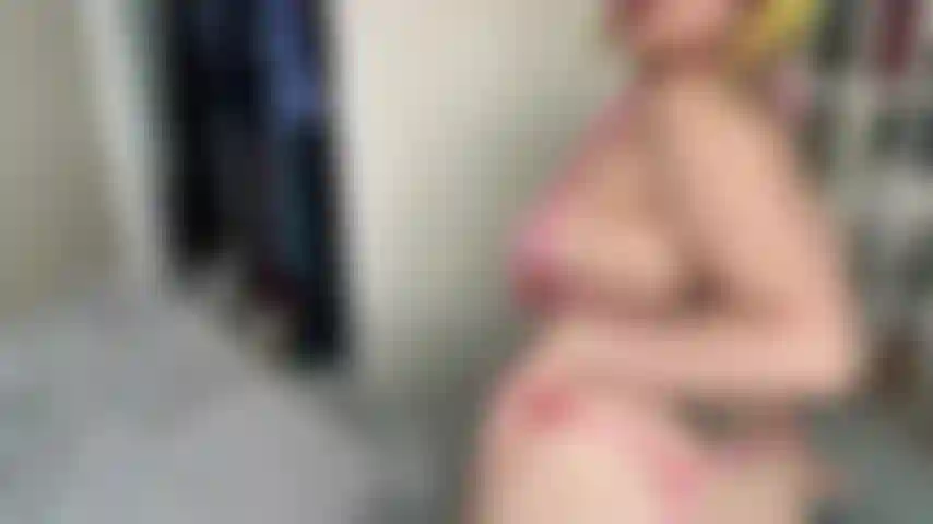 Baise la chatte avec un gode.