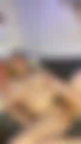 Baise la chatte avec un gode, allongée.