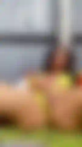 Qui éjacule en plein air.