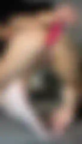 Un dp humide et salissant ! Un gode réaliste de 8 pouces dans mon cul et un gode en verre dans ma chatte.