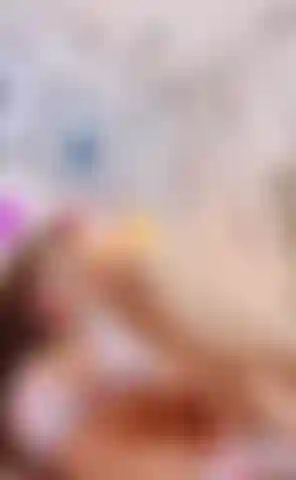 Une chatte mignonne et rose.