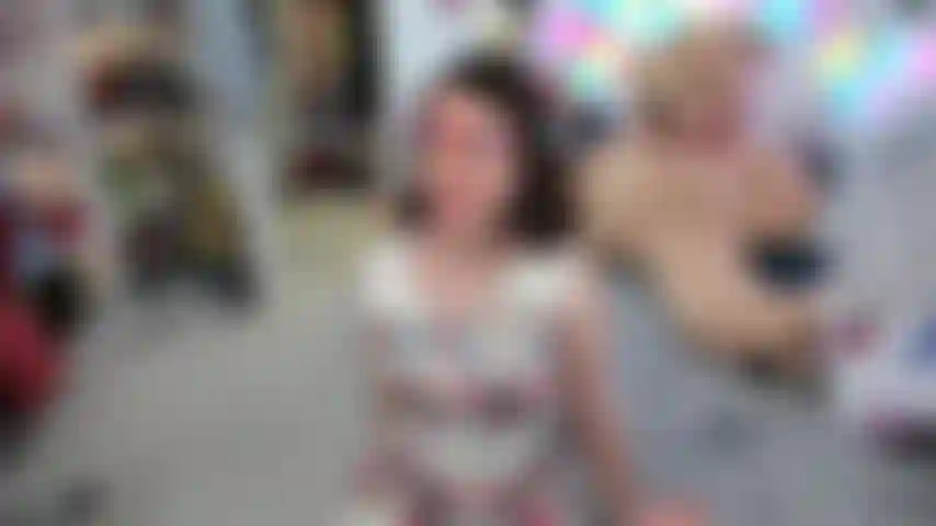 Bonne journée d'orgasme ! Nous avons eu une journée incroyable et quand nous rentrons à la maison, tout ce que nous voulons, c'est nous asseoir l'un en face de l'autre et célébrer, mais nous finissons par baiser tellement que je gicle sur ta bite.