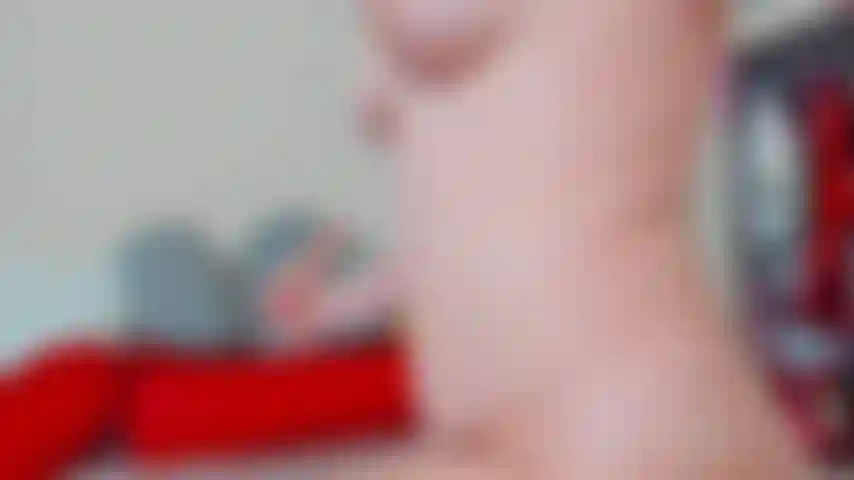 Une fille obscène adore jouer avec son cul de près !