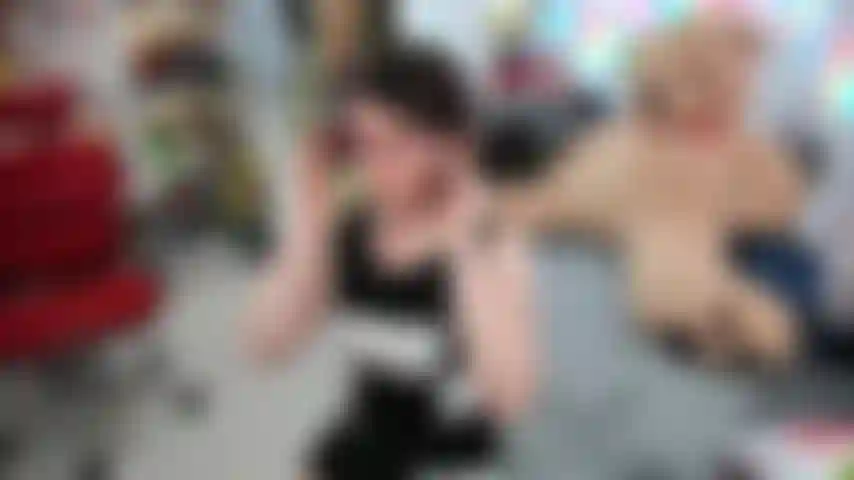 Je te chevauche ! Nous rentrons du travail en même temps et nous avons tous les deux eu une dure journée. Nous nous asseyons ensemble et essayons de nous remonter le moral, alors nous nous déshabillons. Je te chevauche jusqu'à ce que tu jouisses en moi !