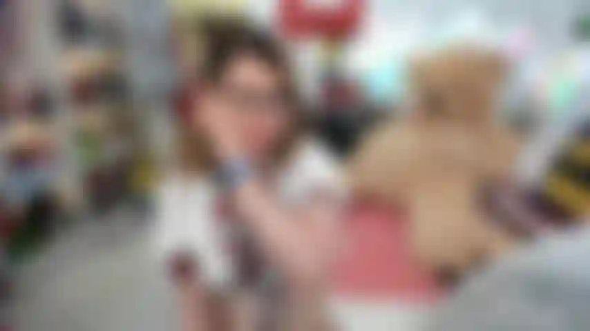 Une écolière suce, frotte son clitoris avec une pointe de bite puis étire le trou de la chatte jusqu'à ce que tu jouisses!