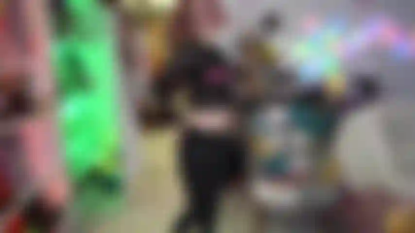 Meilleur duo - un pantalon en cuir et une chatte crémeuse ! Je baise ma chatte en gémissant ton nom jusqu'à ce que tu voies le sperme couler entre mes fesses !