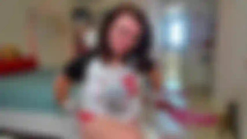 Je suis vêtue d'une tenue soyeuse transparente rosée avec des talons hauts et des cache-tétons. Puis-je te faire jouir ?