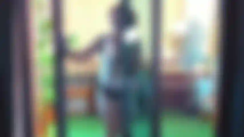 Putain ! Mon fan secret contrôle mon jouet pendant que je reste sur mon balcon !