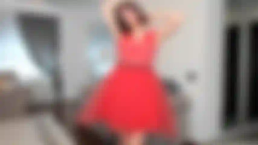 Le rendez-vous le plus sale jamais vu avec moi ! Après avoir admiré ma robe sexy, tu me déshabilles et tu huiles mon corps pour qu'à la fin je puisse gicler sur ta bite et ton corps ! Des moments incroyables.