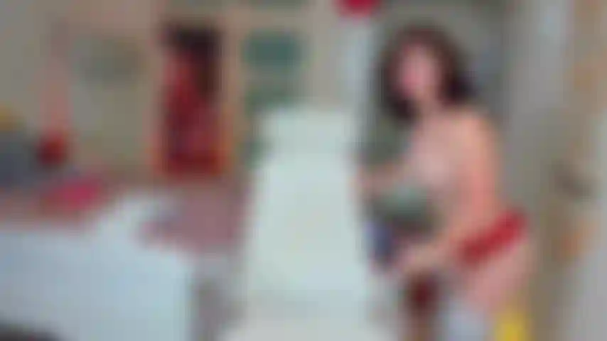 Menottes roses, étant une fille obéissante, te suppliant de me laisser jouir, contrôlant mes jouets, je finirai par perdre la tête... Oui, c'est de la lyzmanie !