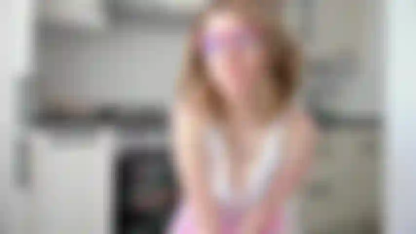 Une incroyable giclée volante dans la cuisine - je me réveille vraiment excitée et j'ai décidé que je ne pouvais pas résister toute la journée comme ça. Donc je me suis fait baiser dans la cuisine sur une chaise jusqu'à ce que j'ai giclé.