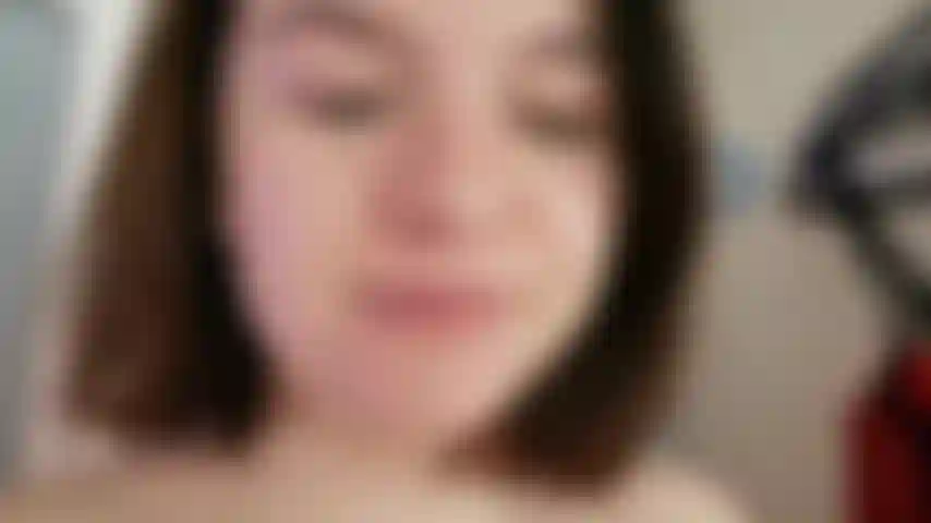 Meilleure vidéo de double pénétration ! Je m'installe sur la machine à baiser et la laisse étirer ma chatte et mon trou du cul profondément et régulièrement, le gros jouet qui me martèle pendant que je gémis et me frotte contre chaque coup de boutoir. Tout mon corps commence à trembler tandis qu'un vrai orgasme monte et me traverse, me laissant haletante et se contractant fort autour de lui.