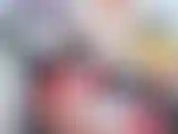 Shiny porn / LyzMania portant de longues bottes noires et un pantalon en latex rouge avec une tenue assortie. Longue vidéo folle - vous allez l'apprécier !!!