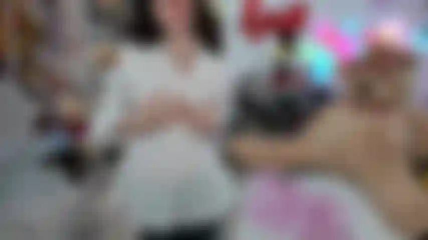 Première vidéo de grosse bite noire ! Parce que je tombe amoureuse de ta grosse bite noire, je te donne mon corps, je te donne l'innie. Dirty talk inclus.