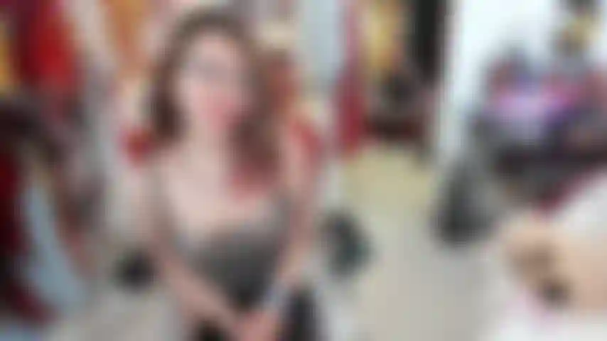 Un jeu de rôle incroyable ! Votre aînée coquine fried vient vers vous et tout ce que je vais faire sera de vous séduire, de vous charmer et de vous inviter à une place entre mes collants !