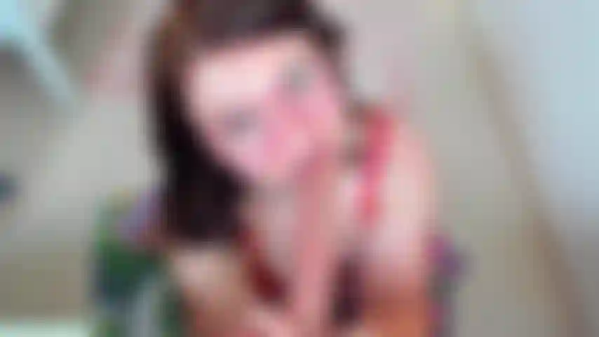 Je suis une bonne fille, je vous fais la meilleure pipe en pov à laquelle vous puissiez penser, des poussées profondes et des haut-le-cœur ! Jouis sur mes lunettes !