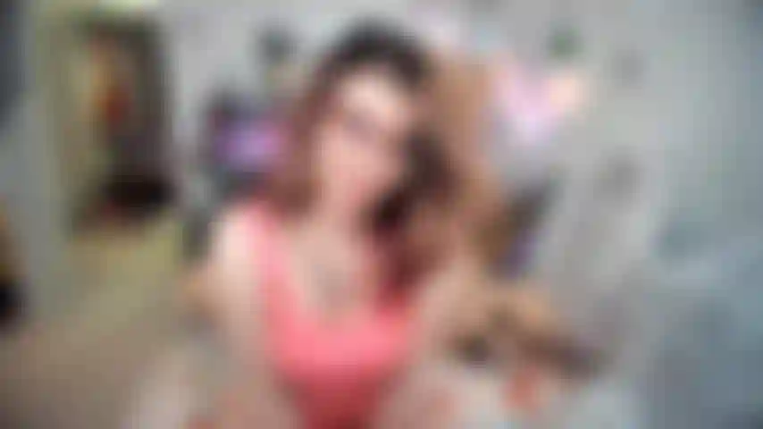 Vidéo personnalisée - enfin je vous dévoile mon buisson ! Je suis assez timide pour le montrer parce que ce n'est pas tant que ça, mais c'est mon buisson ! Je suis vraiment excitée en sachant que tu regardes mon corps nu !