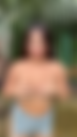 Je baise ma chatte chaude dans le jardin.