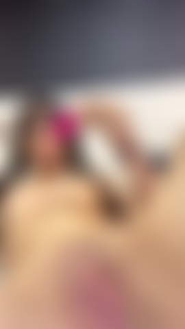 C'est tellement bon, je peux sentir ma chatte fondre.