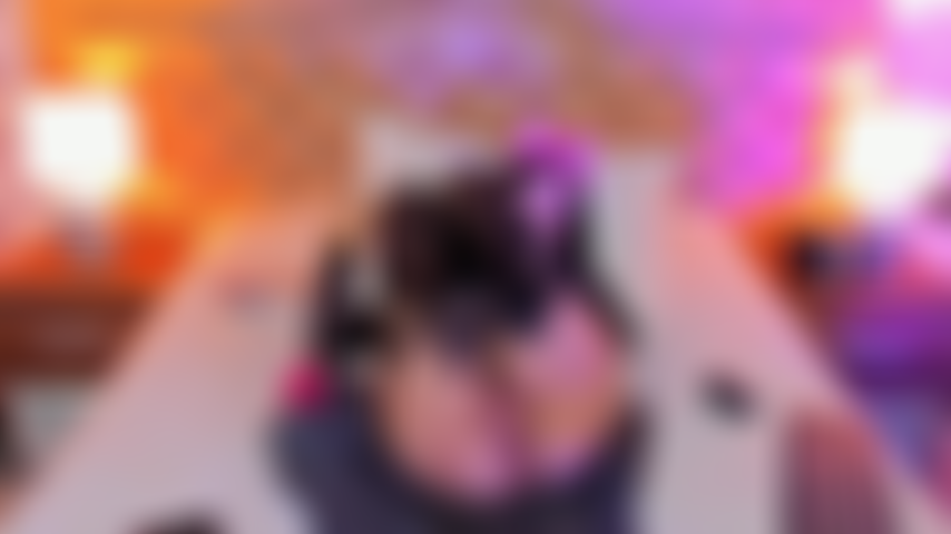 Une jolie fille chat, une chatte serrée.