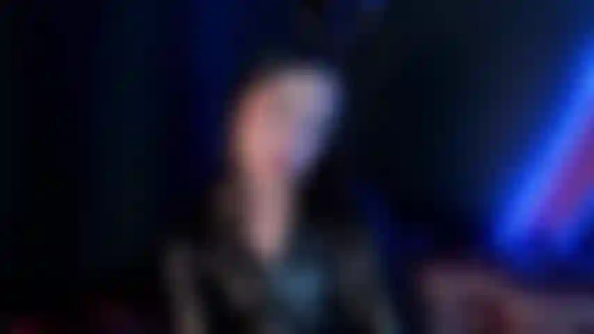 Mes lèvres sexy jouent avec le gag.