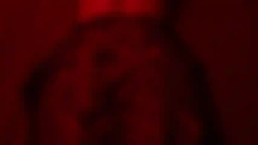 Des lumières rouges dans la pièce.