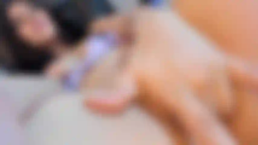 J'ai tellement chaud que mes doigts ne suffisent pas, viens me baiser bb.