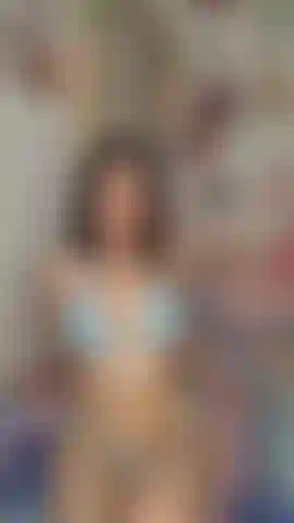 Une latina excitée joue avec sa chatte.