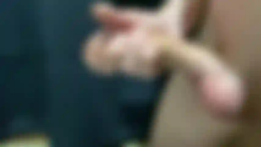 Vue de côté, je caresse ma bite et je baise ma main jusqu'à ce que je tire ma charge.