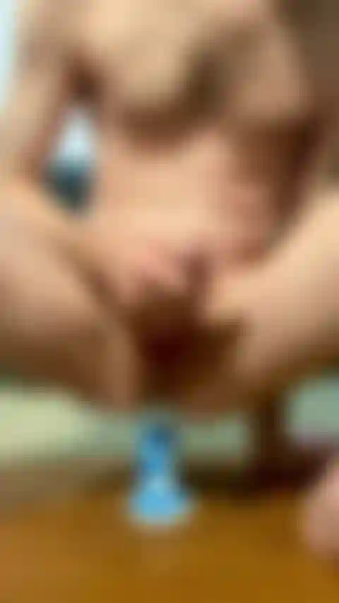 ( Vidéo complète) rebondissant sur mon jouet.