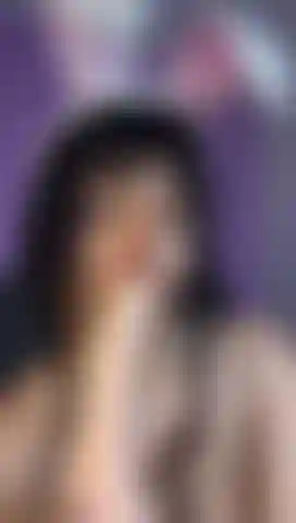 Je mets tout mon gode dans ma bouche pour baver.