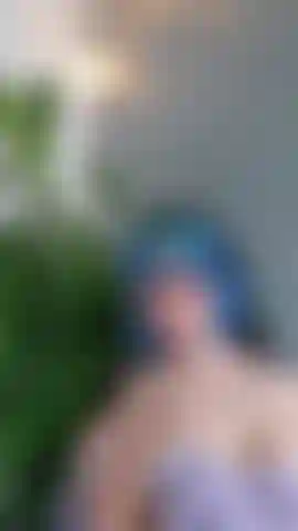 Mes seins sont plus beaux avec ta bite au milieu.